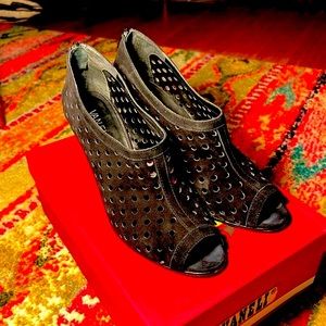 3/$20 🎉 Vaneli Porter Black Suede Peep Toe Heels, Size 8